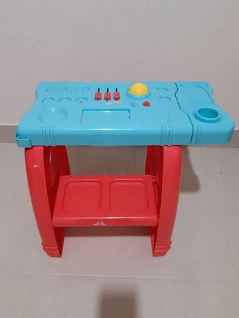 Детский столик, игрушка на 2-3 года.