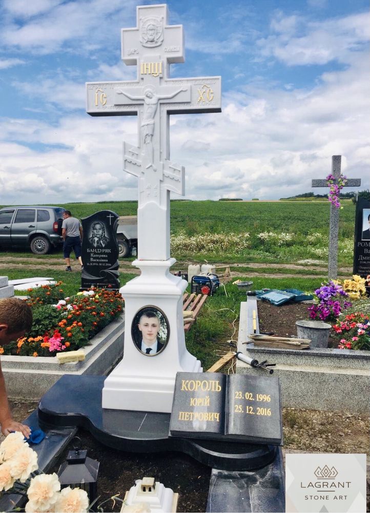 Православні та католицькі хрести з мармуру та граніту