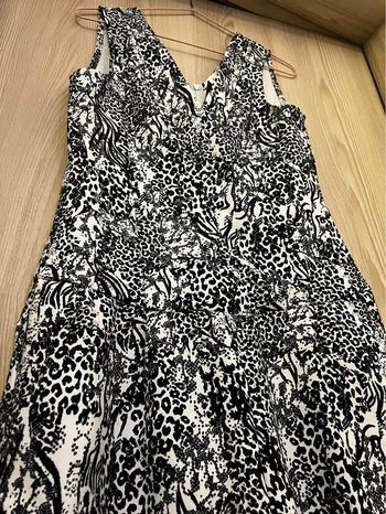 Macacão curto Kabelle padrão animal com bolsos