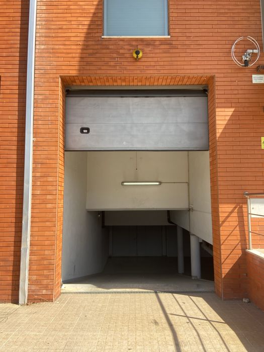 Alugo espaço junto praça touros Almeirim
