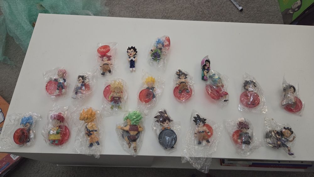 Vendo várias figuras de super heróis /star wars