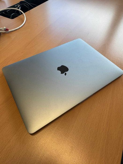 MacBook Pro 13″ 2018 — i5 2.3 GHz | 8 GB RAM | 256 GB SSD | Touch Bar