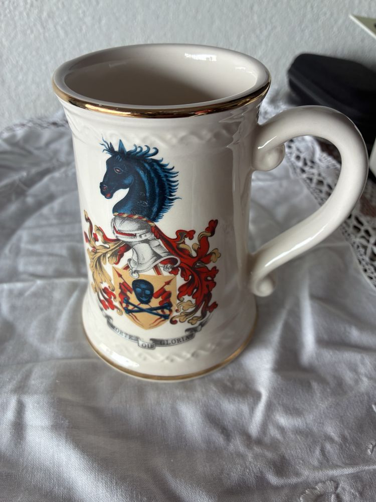 Caneca de cerveja com motivos de cavaleiros