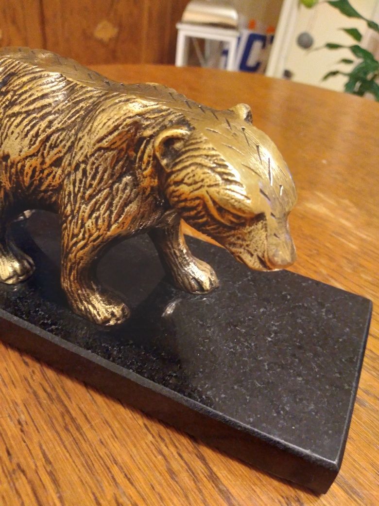 Kolekcjonerska figurka niedźwiedzia
