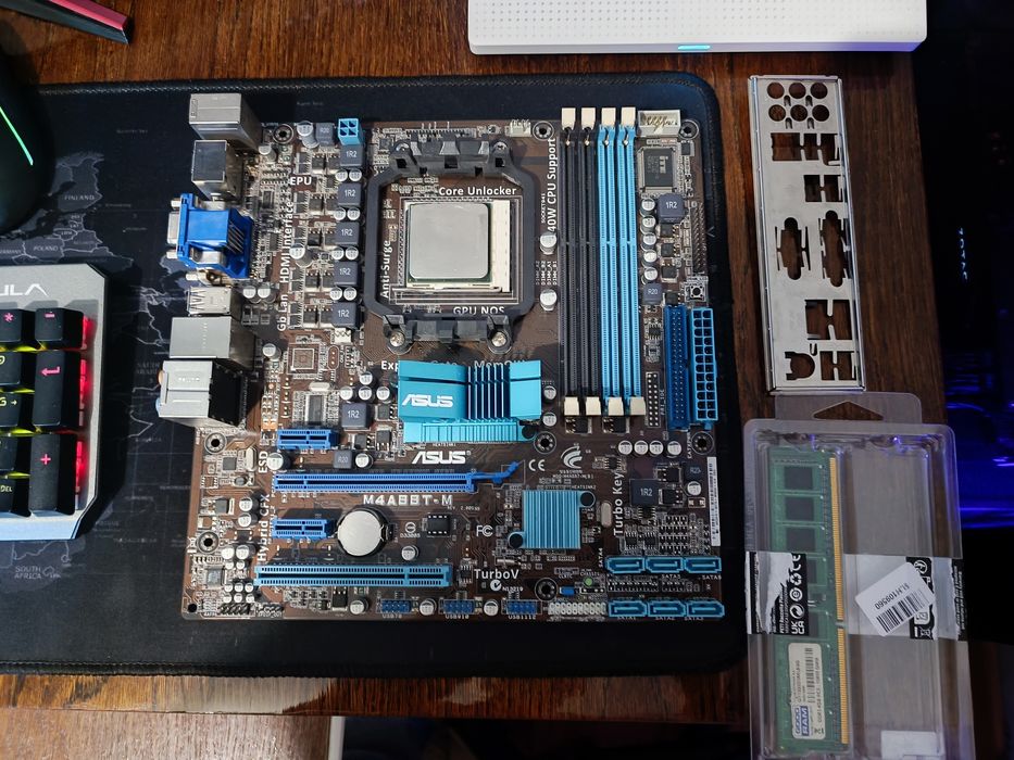 Пропоную материнська плата  ASUS M4A88T-M . AMD X4 965 і ddr3-4gb