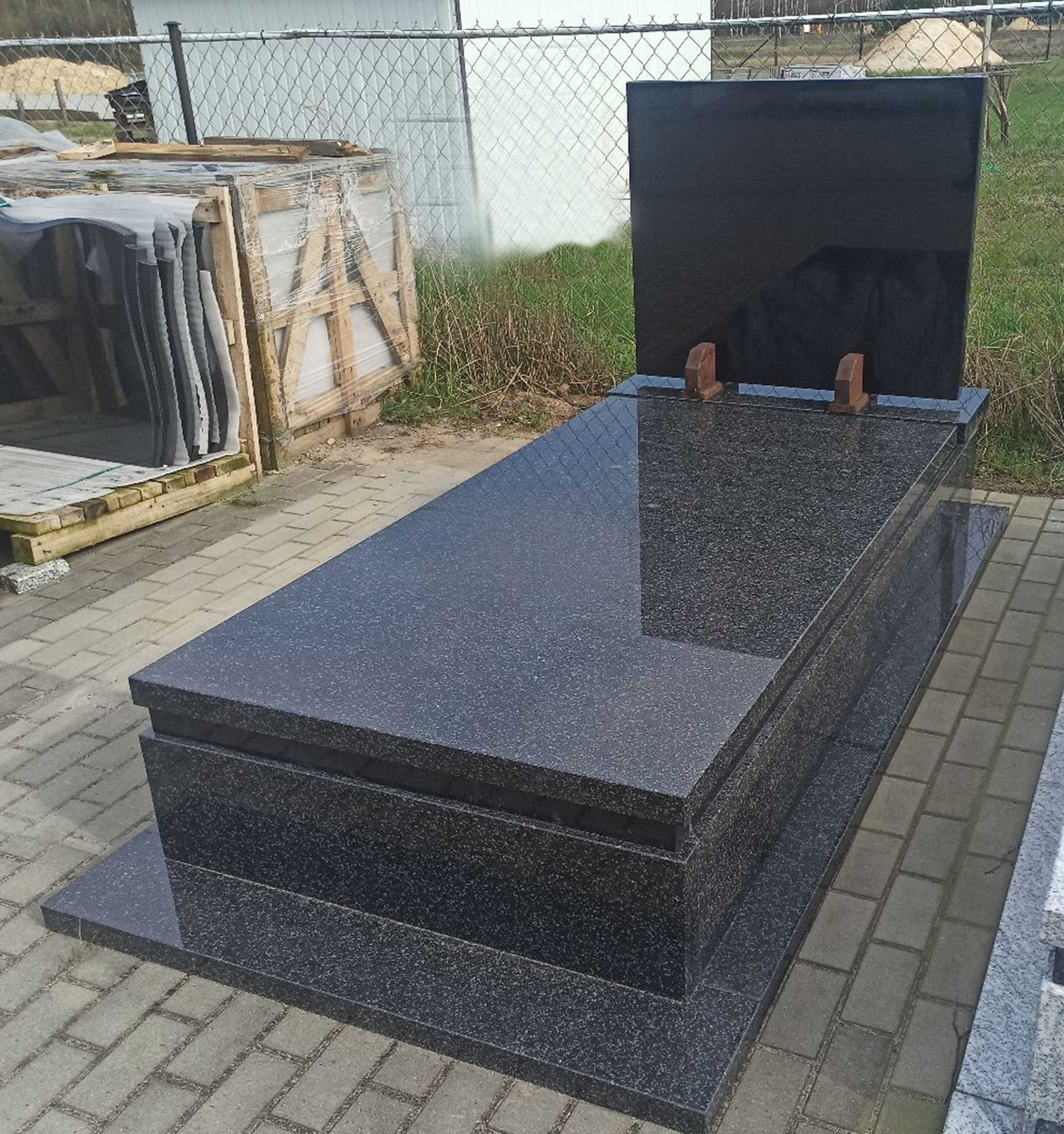 Nagrobki granitowe – sprzedaż, montaż, dodatki