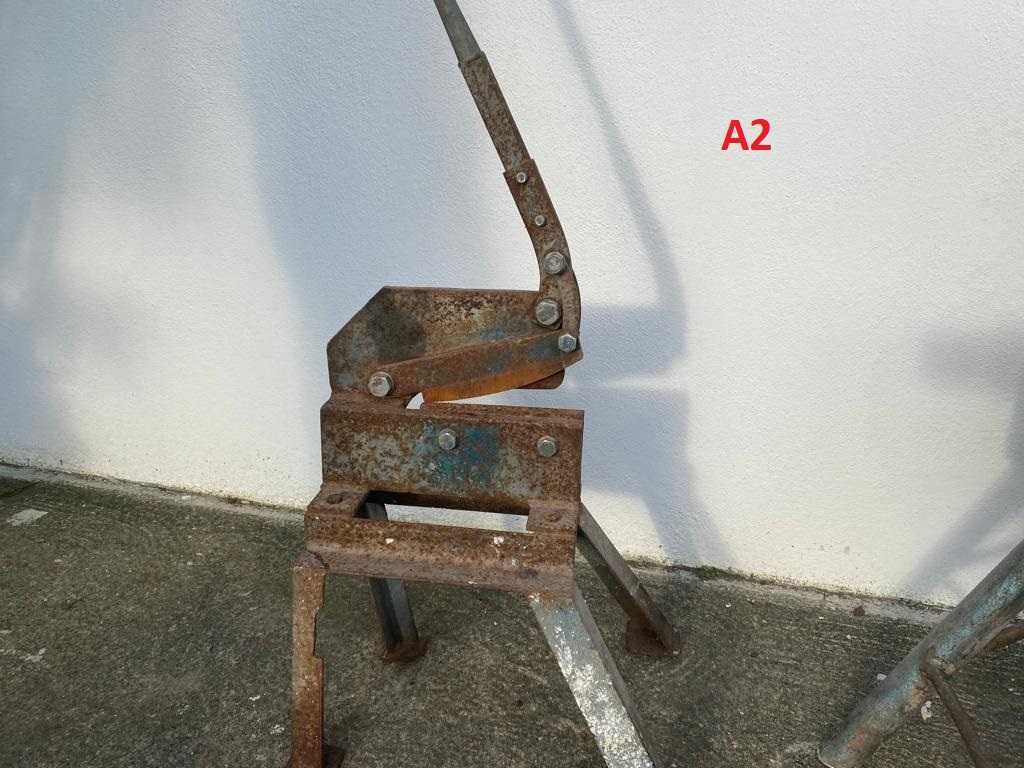 Tesoura de cortar ferro grande e pequena