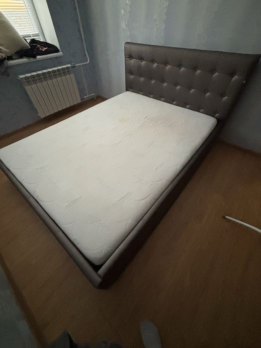 Ліжко з матрацом 1.6×2 м, матрац після хімчистки