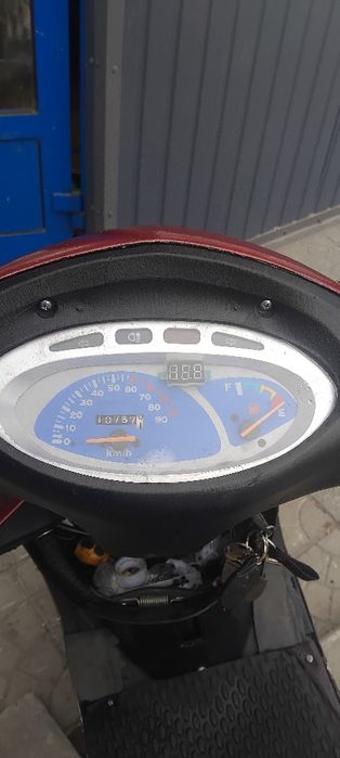 Продам скутер "Китаец 80кубов"едет очень бодро.с документами