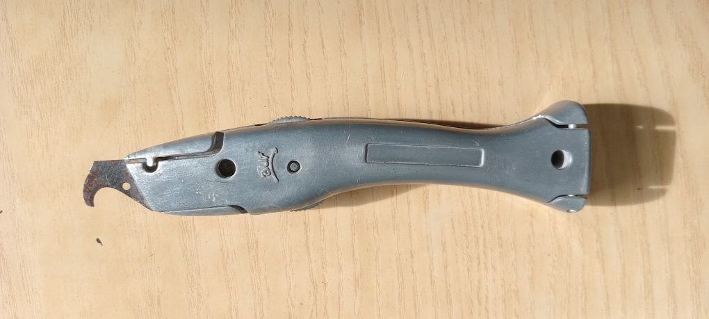 Инструмент для ремонта зазора в плитке