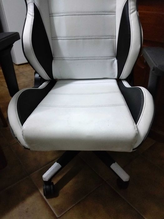 Só hoje domingo 40€Cadeira de escritório game em estado razoável