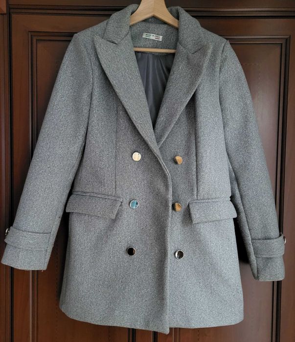 Szary, krótki płaszcz