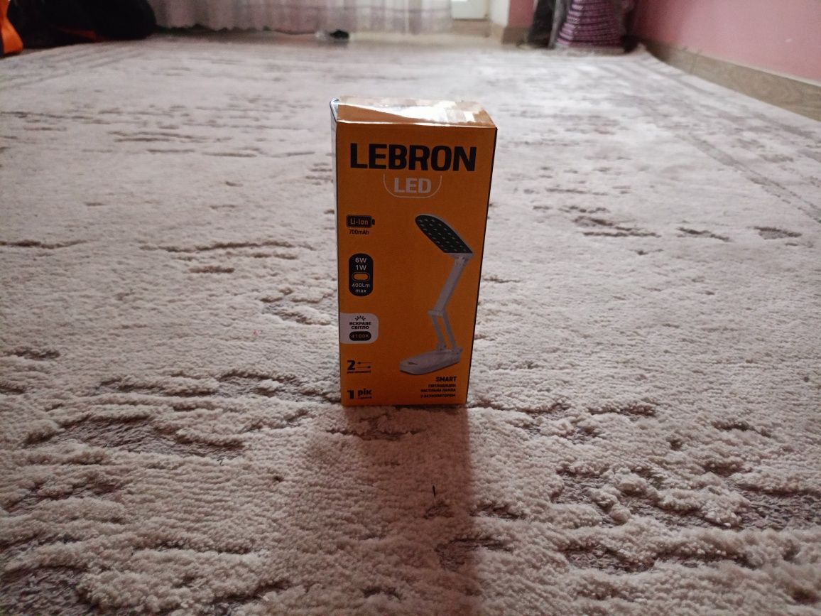 Продаю світлодіодну настільну лампу  LEBRON L-TL-L