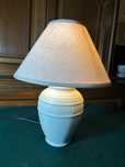 Lampa stołowa z ceramiczną podstawą