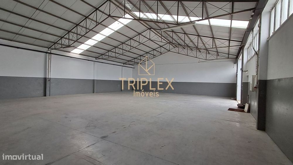 Armazém com 380 m2 - Nogueira da Maia