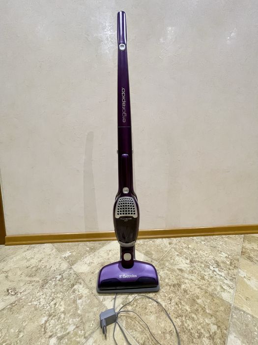 Пилосос безпровідний 2 в 1 electrolux на запчастини