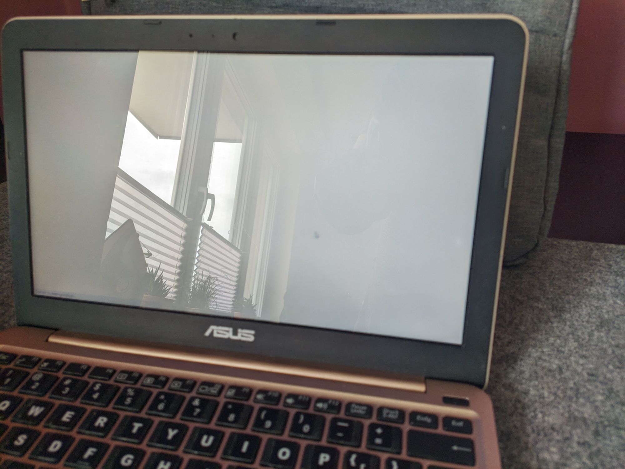 Laptop Asus F205T