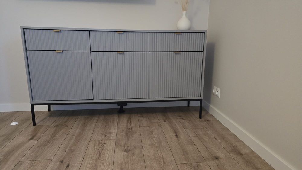 Komoda trzydrzwiowa Vellore 154 cm szara z ryflowanymi frontami