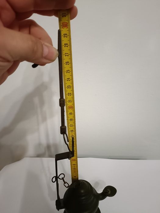 Lampa oliwna na stojaku.