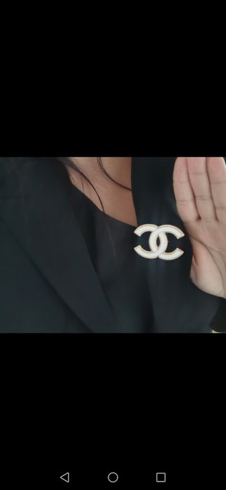 Broszka złoty kolor cc biała hit mega cudna