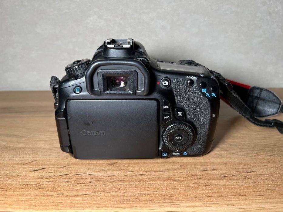 Фотоапарат Canon 60D + 18-55 1:4-5.6 STM