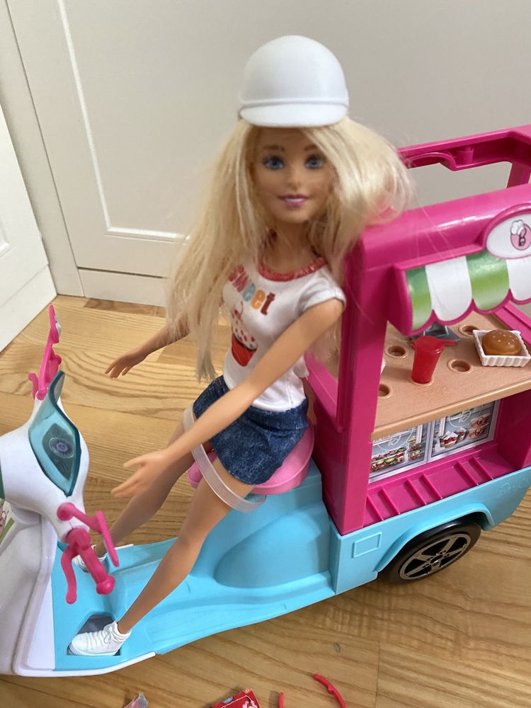 Lalka Barbie na skuterze