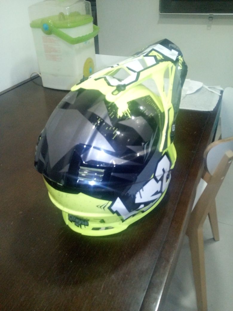 Capacete de motocross novo