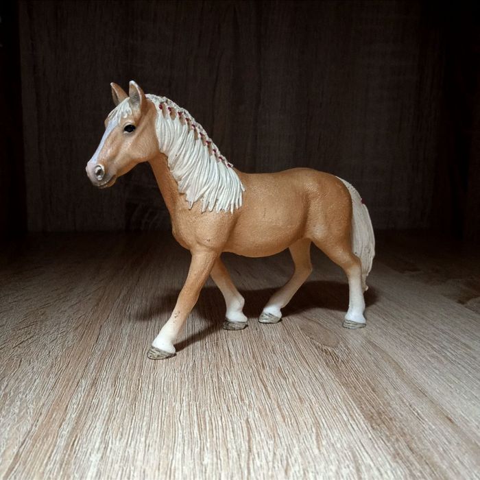Фигурка Schleich: лошадь. Шляйх.

Туловище 8см.
Высота 10см.