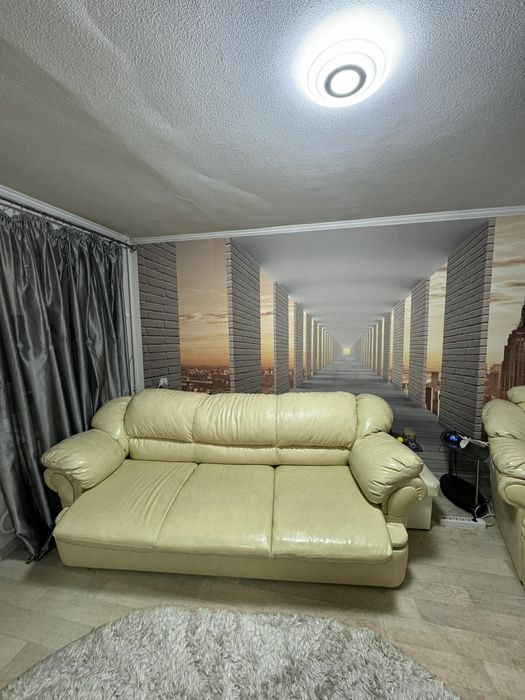 Диван кожаный с креслом