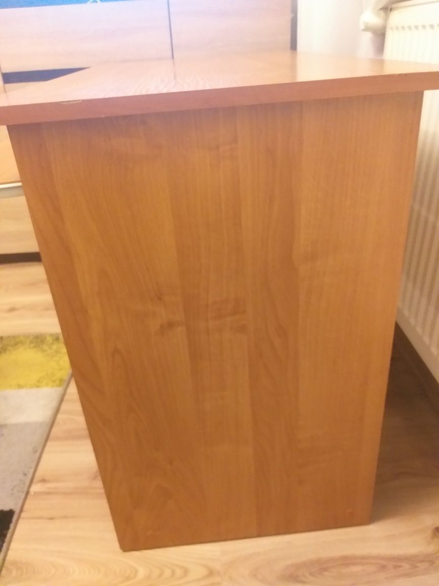 Biurko z półką na komputer stacjonarny