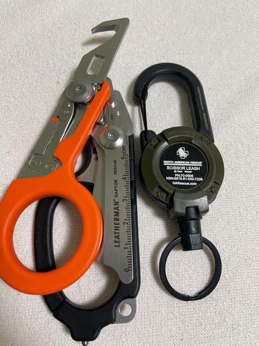 Тактичні медичні ножиці+ карабін ретрактор. Нові