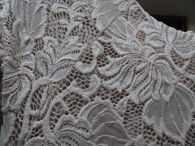 Elegancka sukienka koronkowa