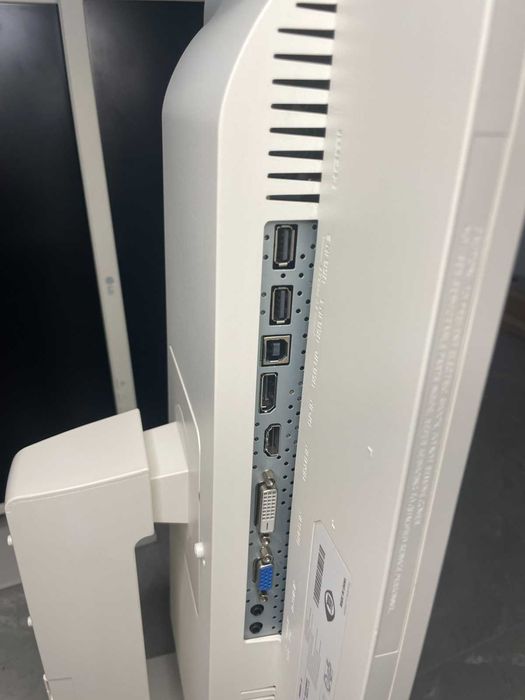 LG 24BK550Y White 24 дюйми для роботи та навчання є кількість