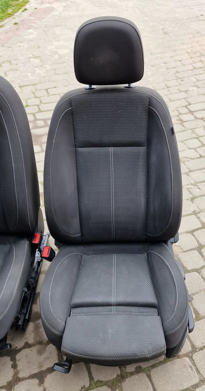 FOTEL PRZÓD PRAWY LEWY REGULOWANY GRZANY OPEL ASTRA IV KOMBI
