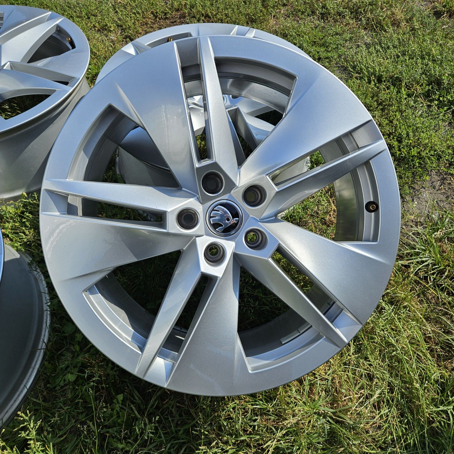 Alufelgi 19 Skoda Superb Octavia Yeti Karoq Kodjaq Enyaq VW 5x112 ET45