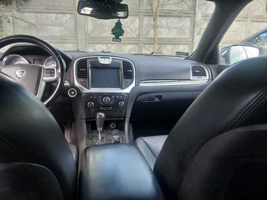 Lancia Thema z uszkodzonym silnikiem