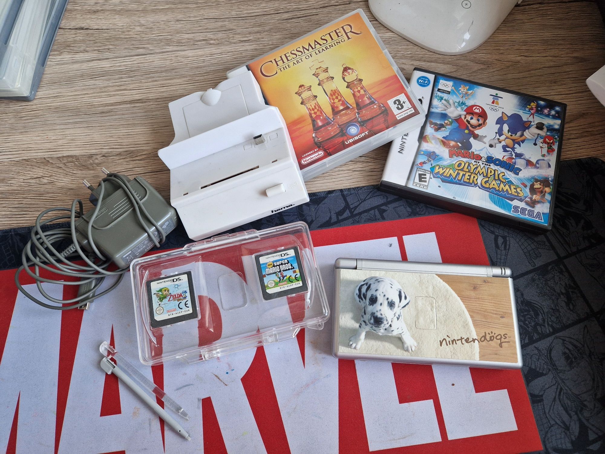 Konsola Nintendo DS + ładowarka stojąca hama + 4 gry