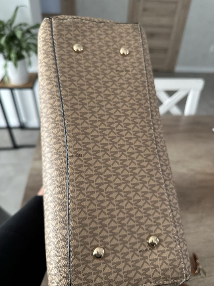 Pojemna i elegancka torebka na dlugim pasku