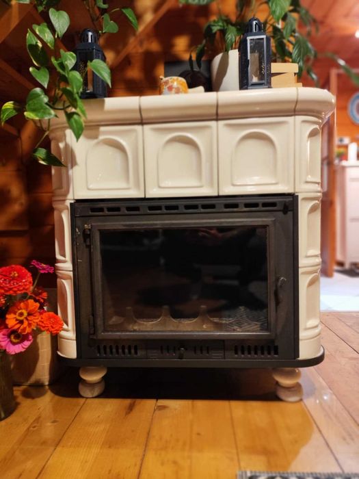 Piec kaflowy Biały, wolnostojący, kominek, koza żeliwny ceramiczny.