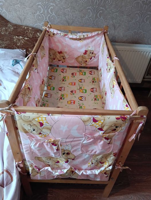 Дитяче ліжечко Б/у з бортиками та балдахіном. Захист та матрац на ліже