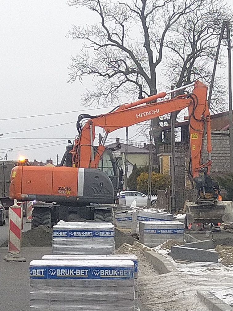 Usługi koparką kołową 16 ton z rototilt , widły