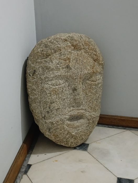 Escultura rosto em granito