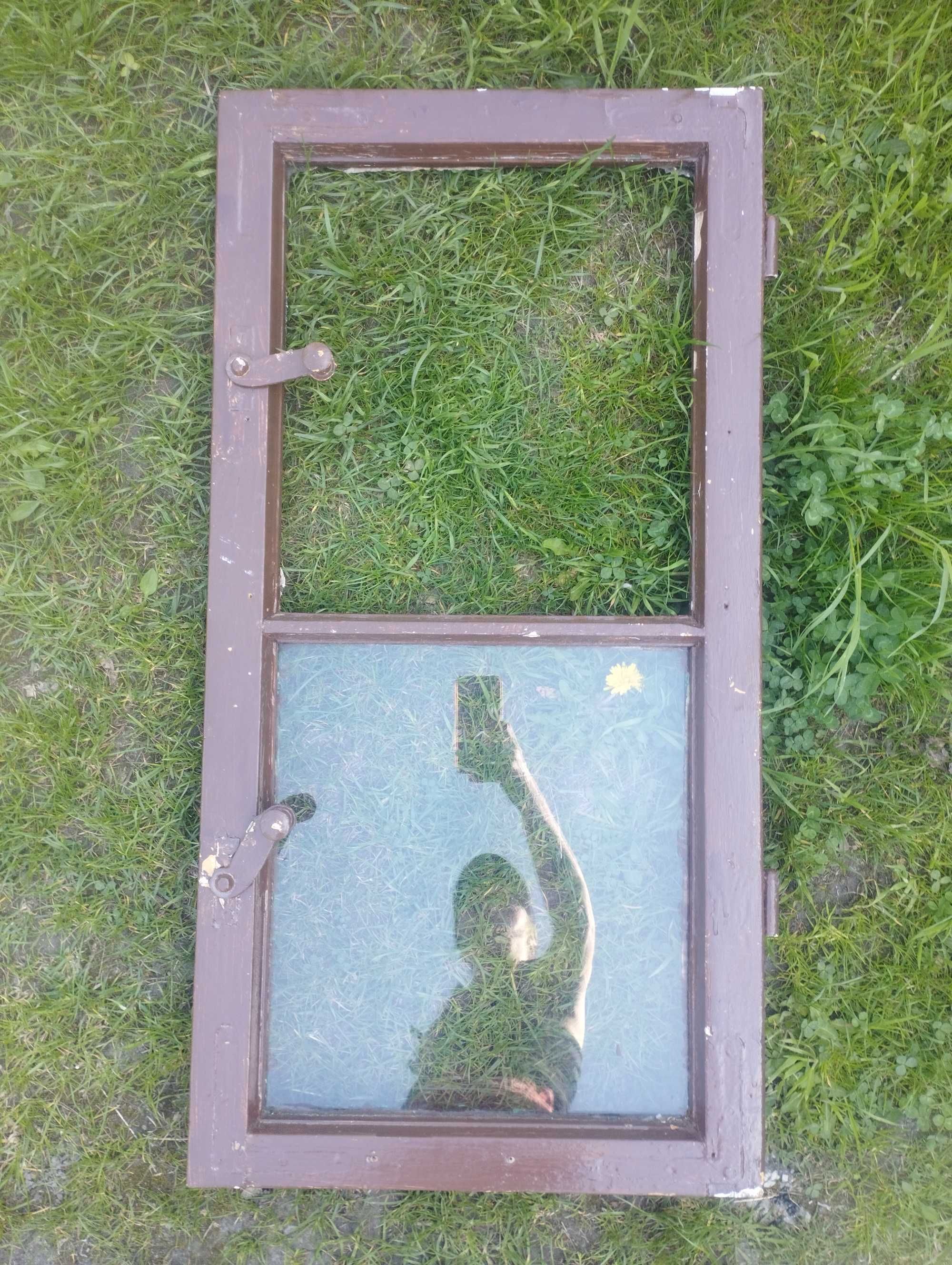 Stare drewniane skrzydła okienne z szprosami