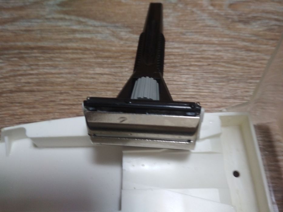 Дорожный набор с бритвой Искра.