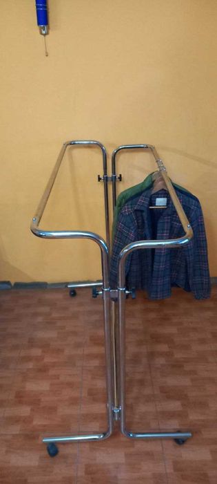 Хромована стійка-вішалка для одягу на колесах.
