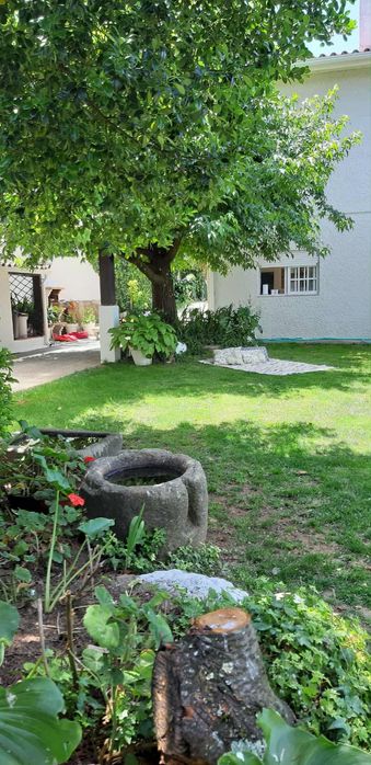 Moradia T3 c/ dois pisos e amplos jardins situada a 5 mn  da cidade vr