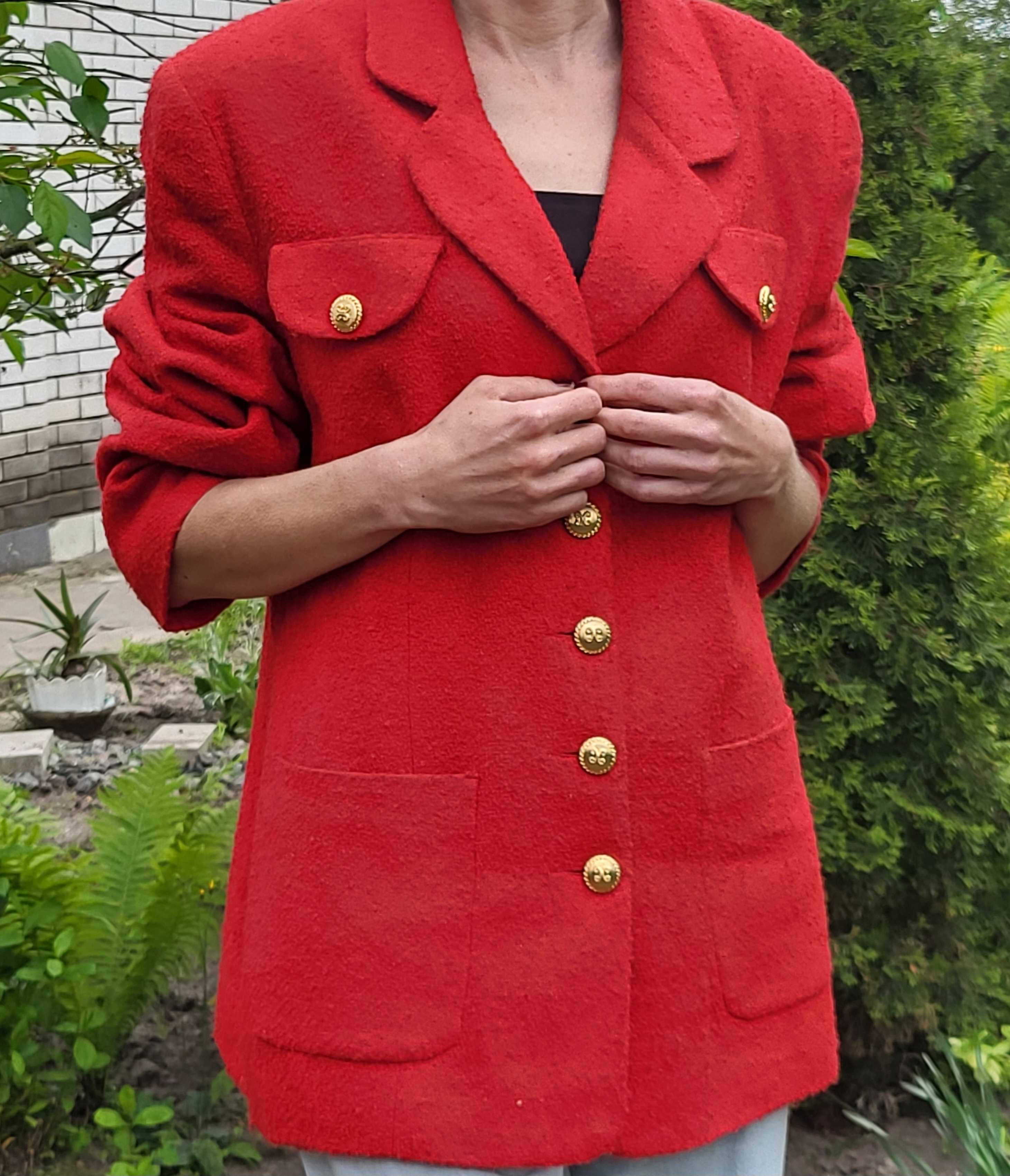 Жакет насиченого червоного кольору с золотистими ґудзиками