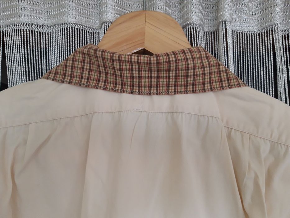 Camisa de mulher de cor bege, com gola, punhos e botões em xadrez cast