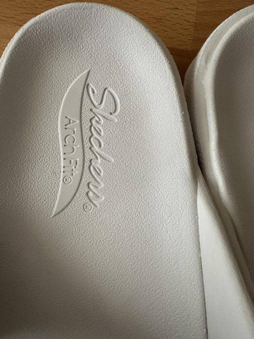 Нові шльопки  Skechers ArchFit