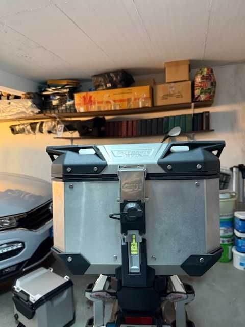 GIVI TREKKER OUTBACK 42 + Base para BMW GS 1250/1300